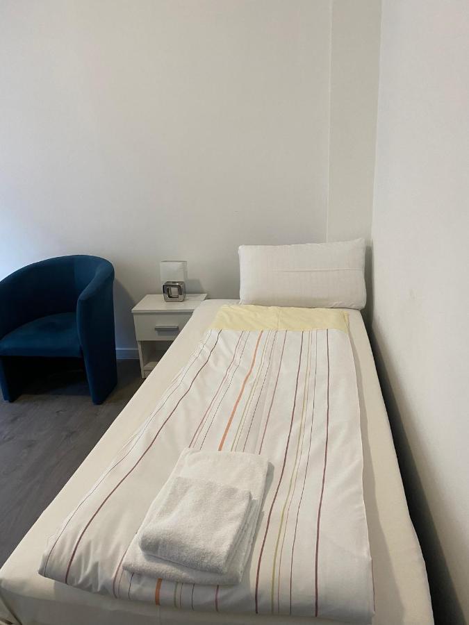 Modernes Apartment Mit 2 Schlafzimmern Und Privatparkplatz Nahe Innenstadt Neumünster Exterior foto