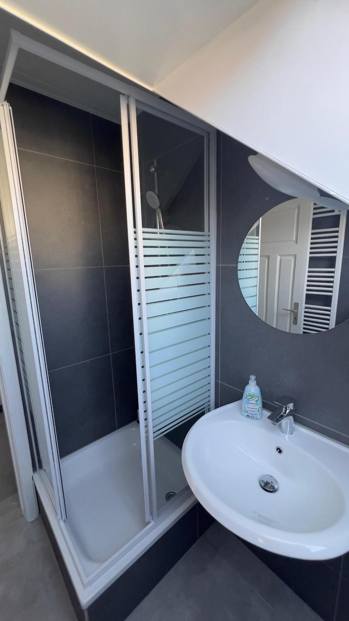 Modernes Apartment Mit 2 Schlafzimmern Und Privatparkplatz Nahe Innenstadt Neumünster Exterior foto