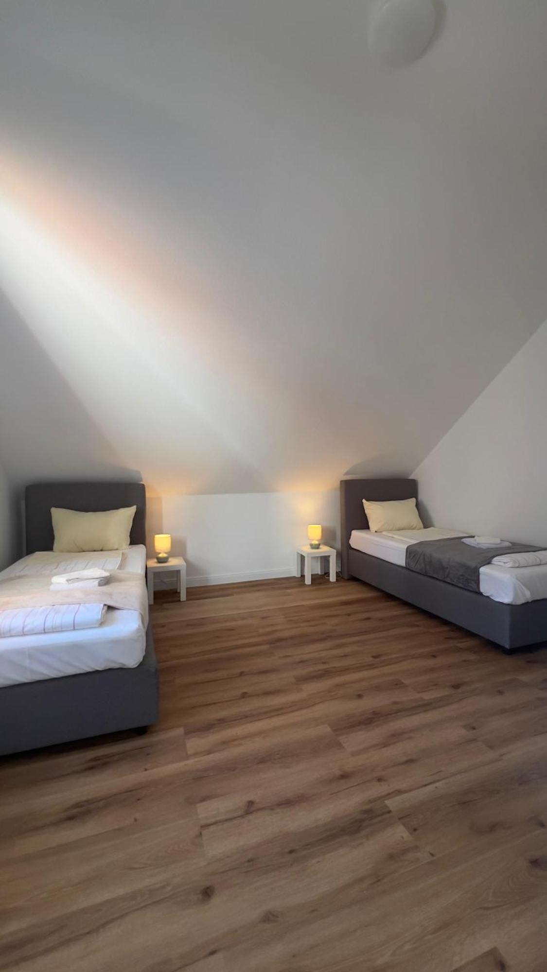 Modernes Apartment Mit 2 Schlafzimmern Und Privatparkplatz Nahe Innenstadt Neumünster Exterior foto