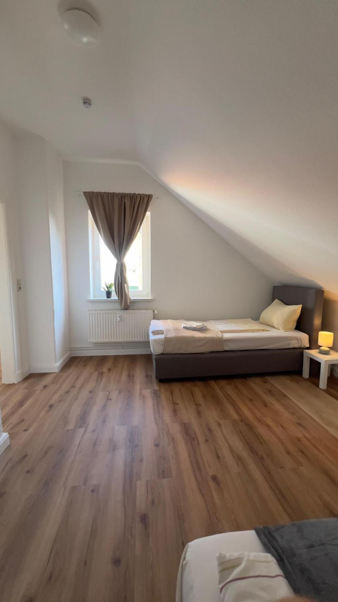 Modernes Apartment Mit 2 Schlafzimmern Und Privatparkplatz Nahe Innenstadt Neumünster Exterior foto
