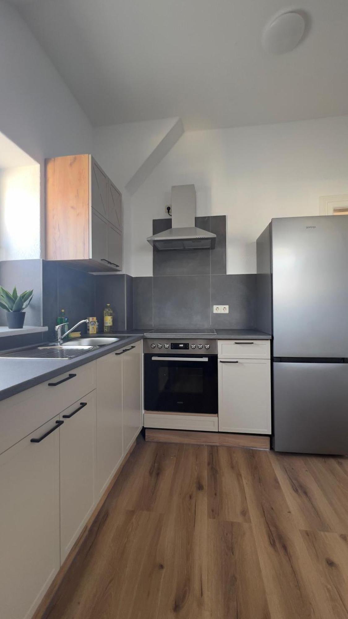 Modernes Apartment Mit 2 Schlafzimmern Und Privatparkplatz Nahe Innenstadt Neumünster Exterior foto